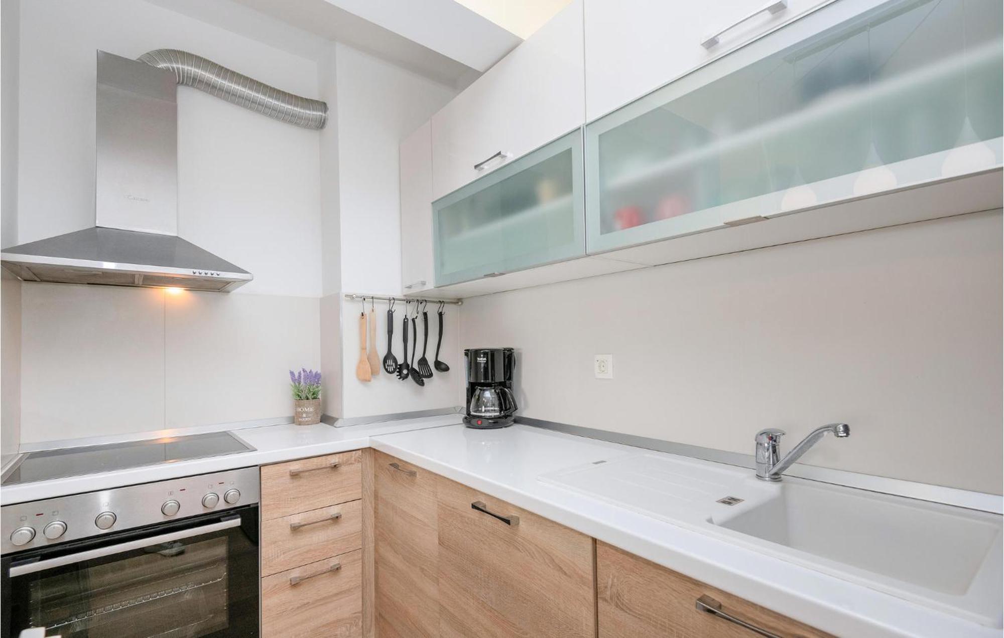 1 Bedroom Beautiful Apartment In Baska Voda Bagian luar foto