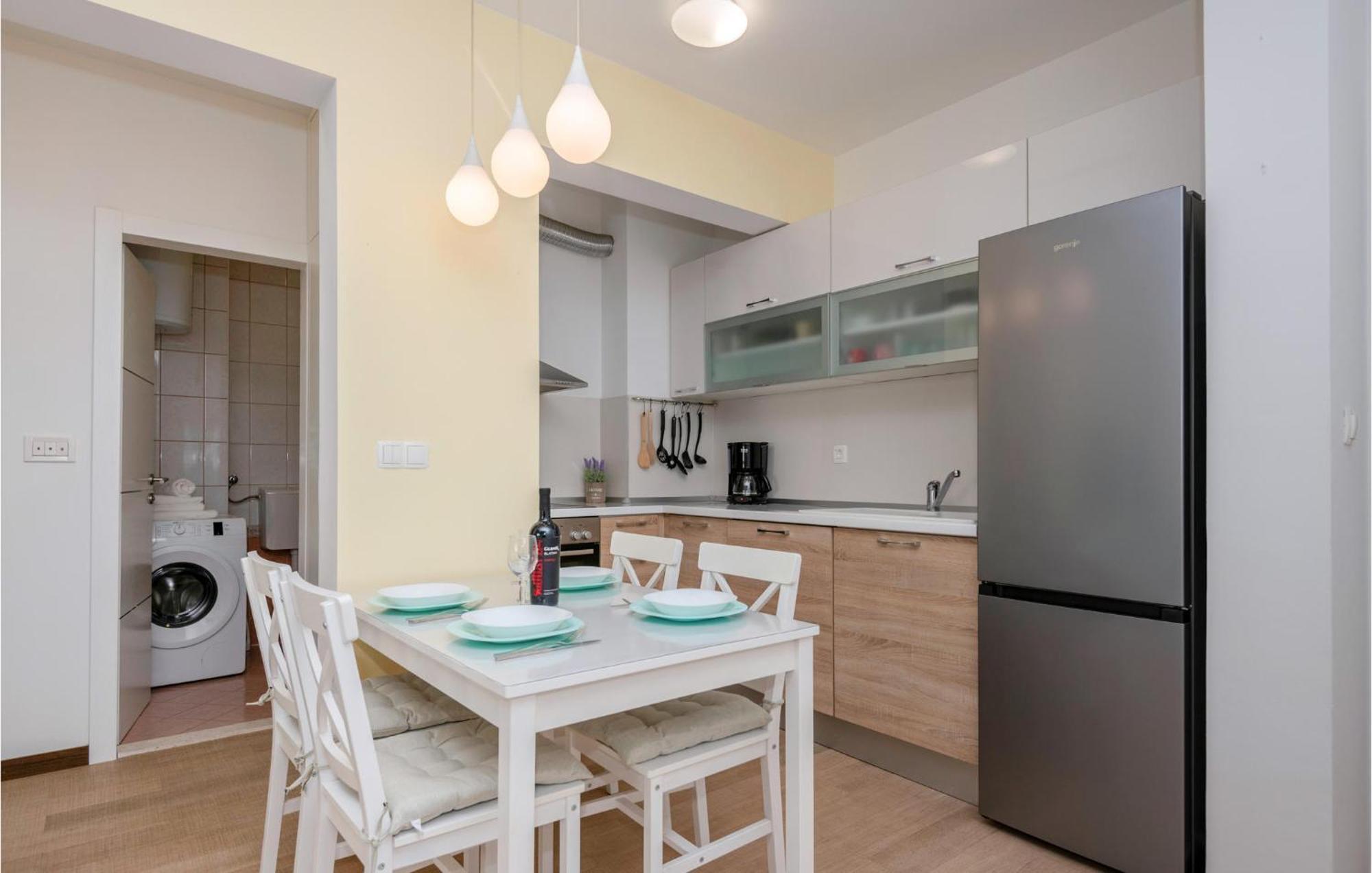 1 Bedroom Beautiful Apartment In Baska Voda Bagian luar foto