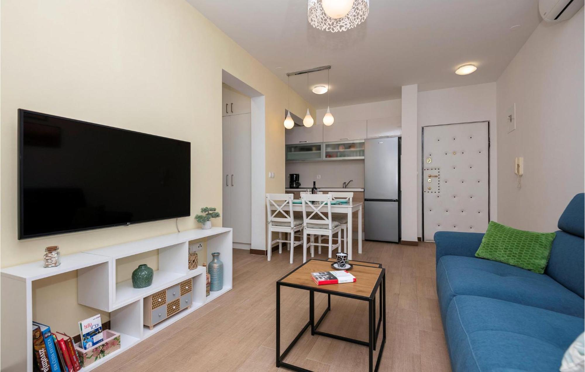 1 Bedroom Beautiful Apartment In Baska Voda Bagian luar foto