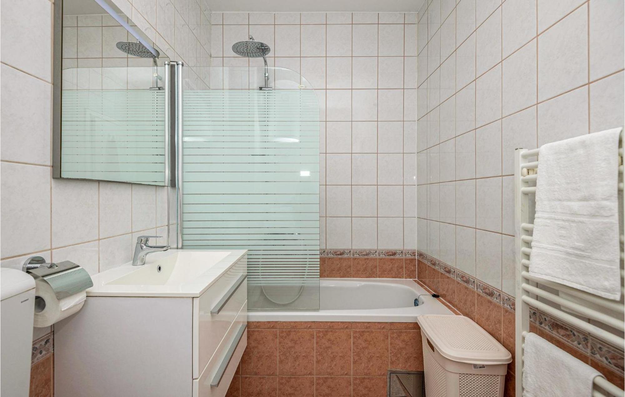 1 Bedroom Beautiful Apartment In Baska Voda Bagian luar foto