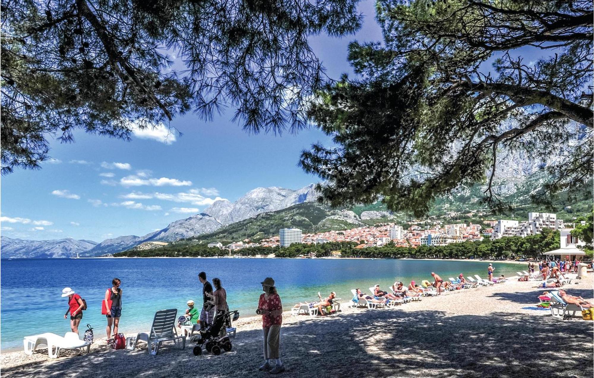 1 Bedroom Beautiful Apartment In Baska Voda Bagian luar foto