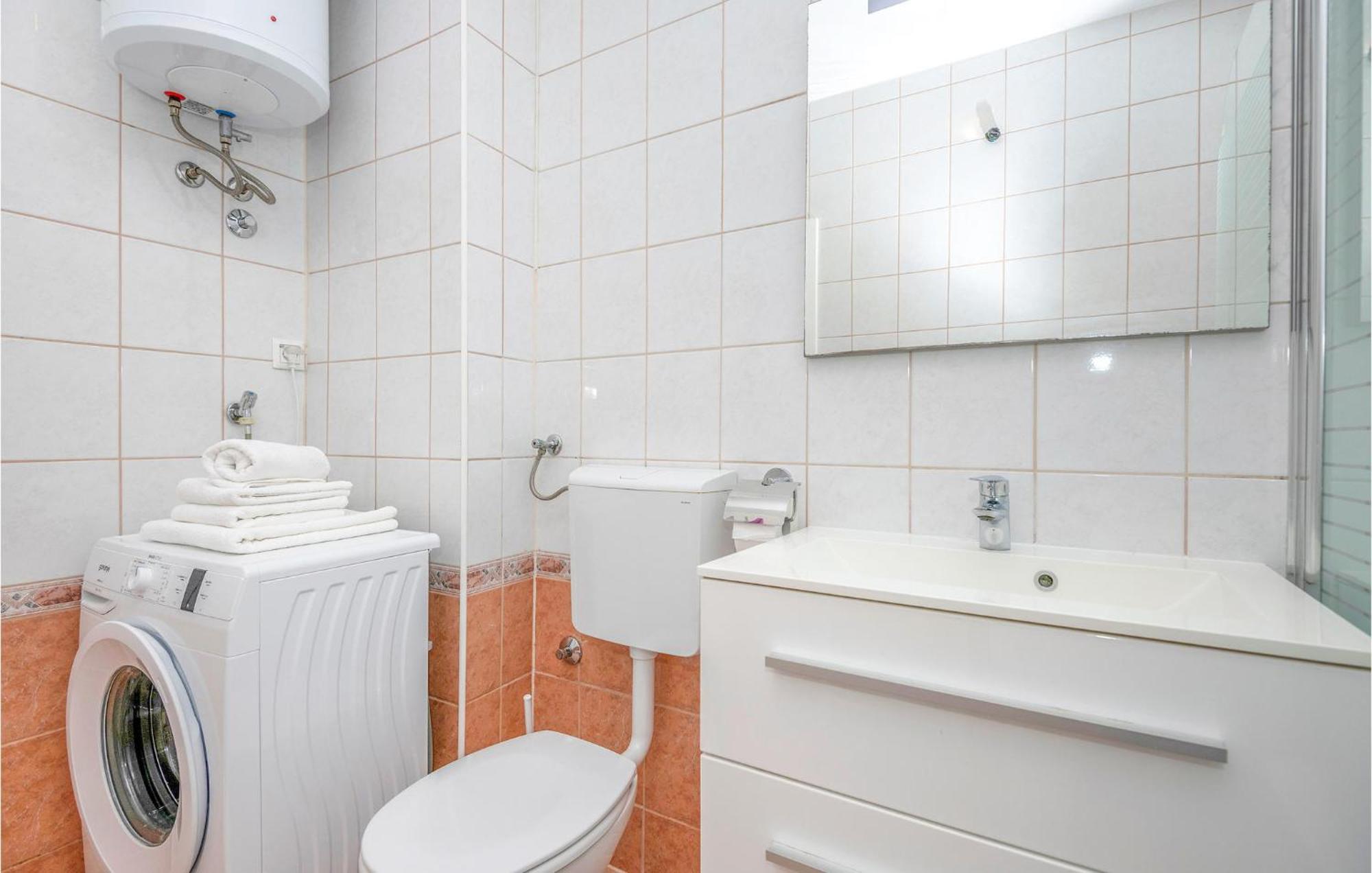 1 Bedroom Beautiful Apartment In Baska Voda Bagian luar foto