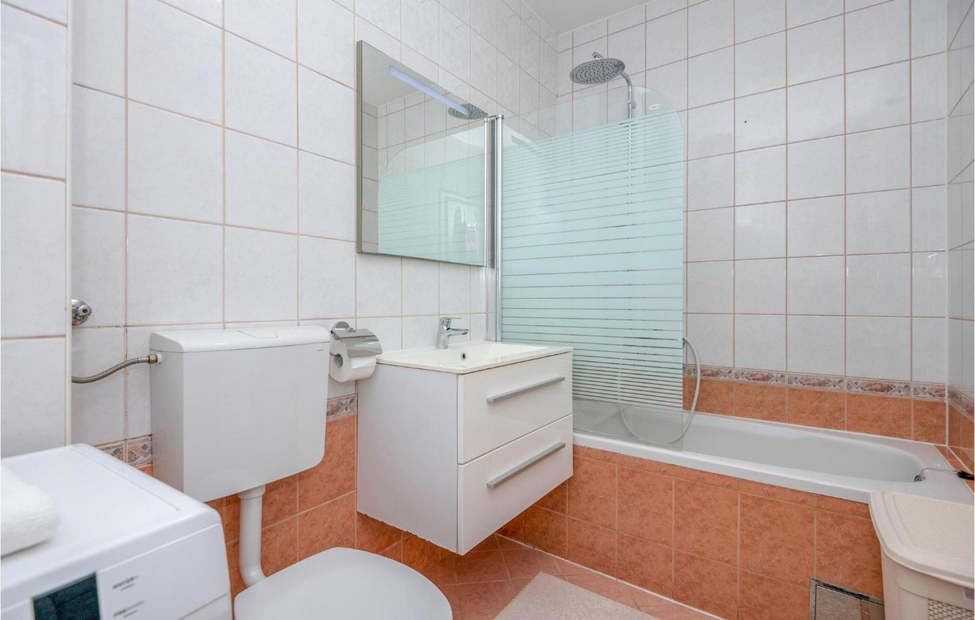 1 Bedroom Beautiful Apartment In Baska Voda Bagian luar foto